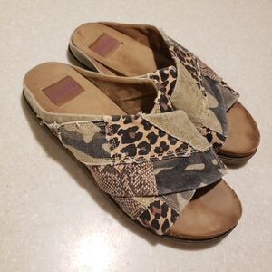 Blowfish Malibu Women’s Camo Canvas Slip On Sandals Slides Sz 11
